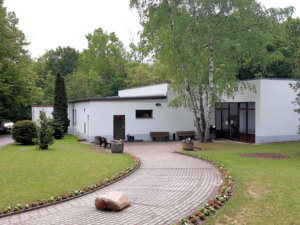 fr0iedhofNeustadt Feierhalle1